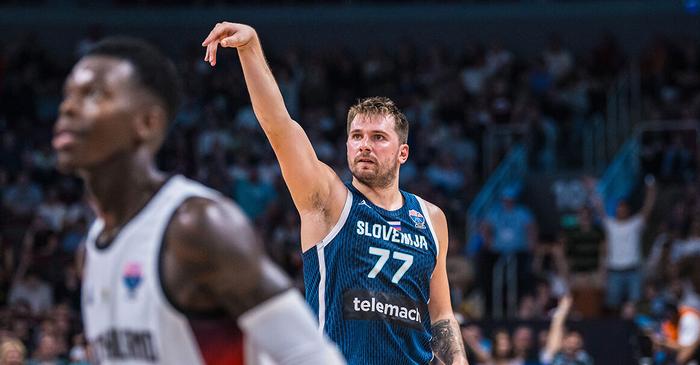 九游体育-不满吹罚 东契奇：比赛刚两分钟我因为喊了句Hello被吹技犯